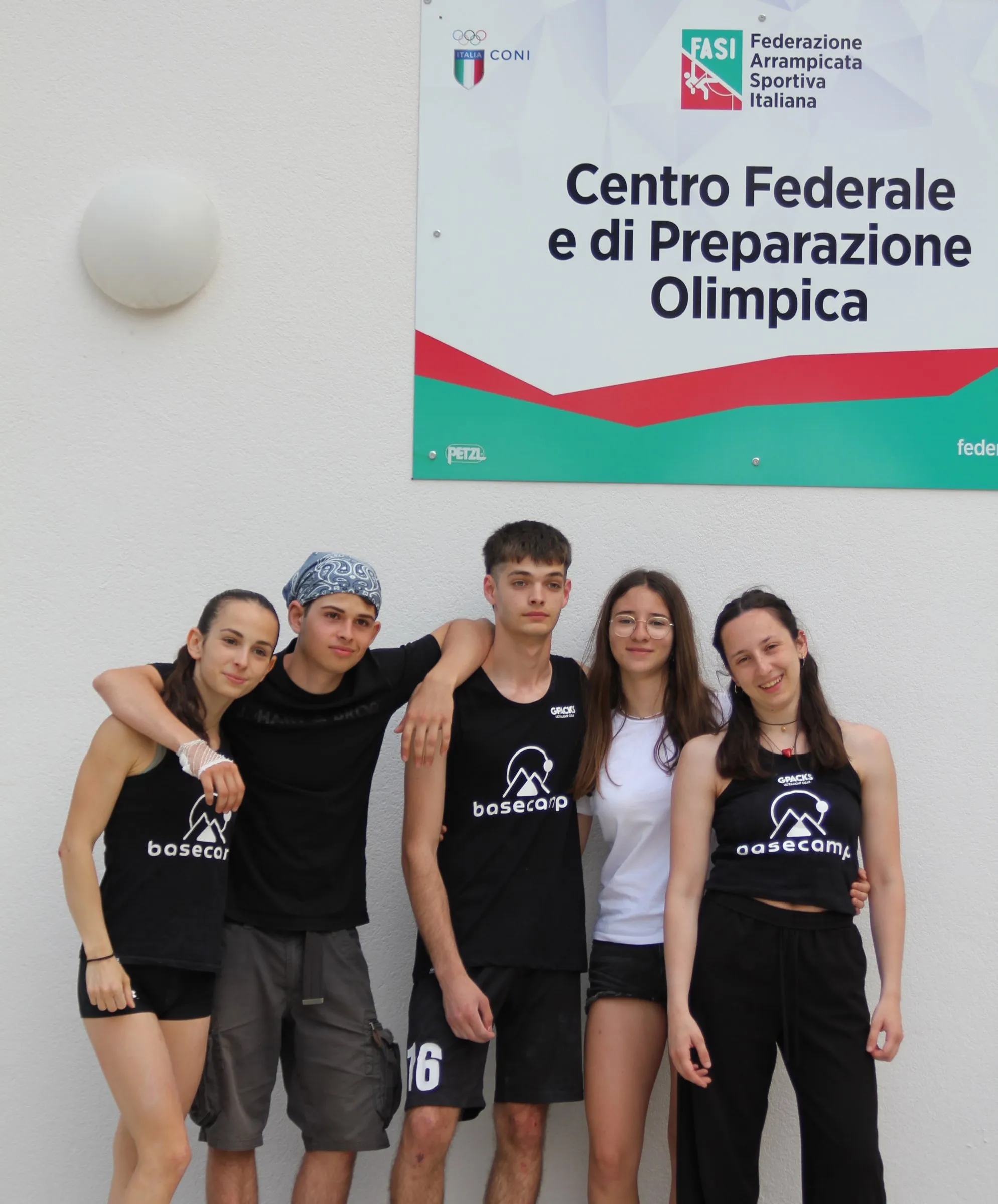 La squadra agonisti di Base Camp in posa al Centro Federale di Preparazione Olimpica FASI