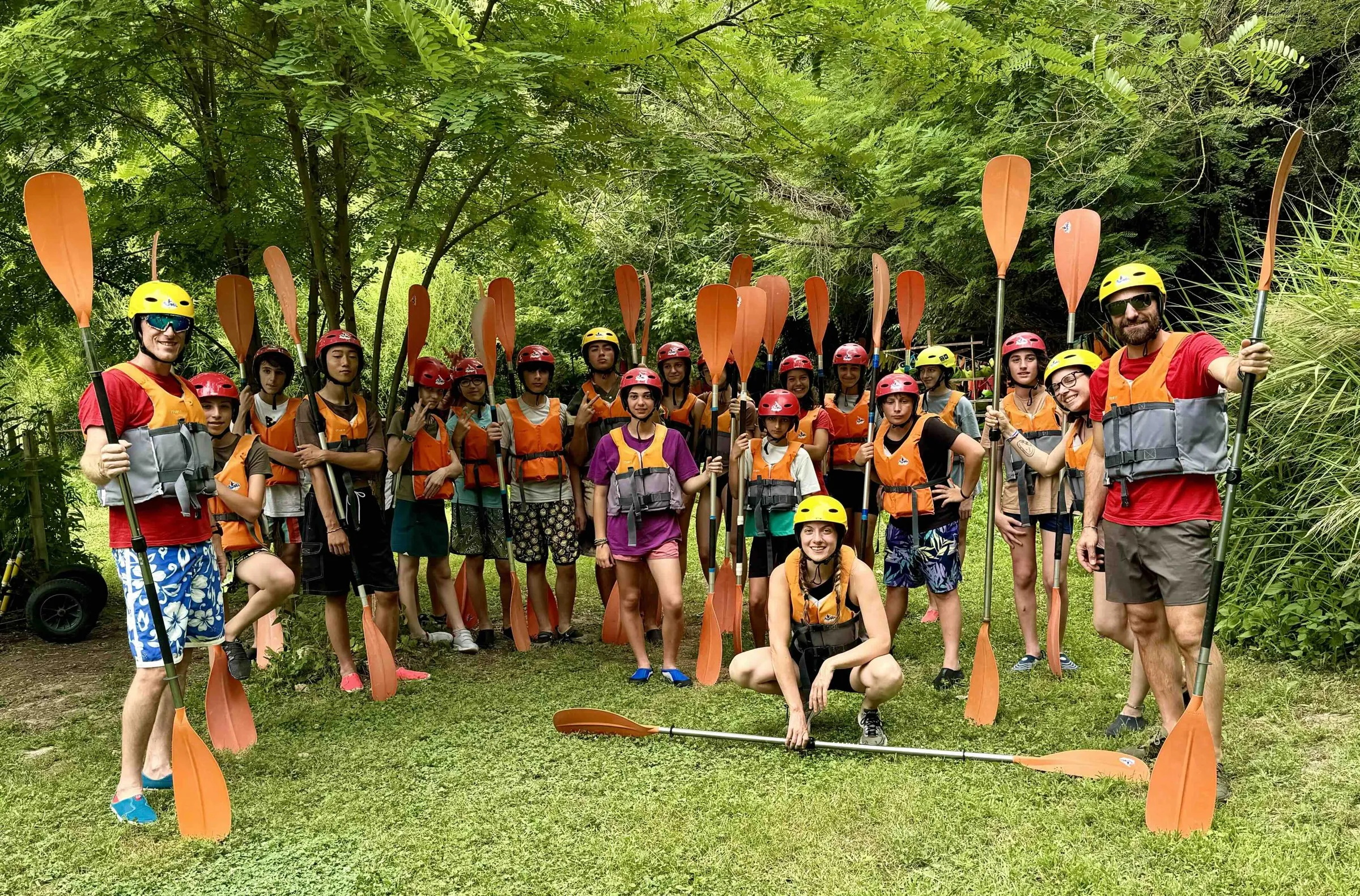 Il gruppo del campo estivo con caschi, giubbotti e pagaie pronto per la canoa