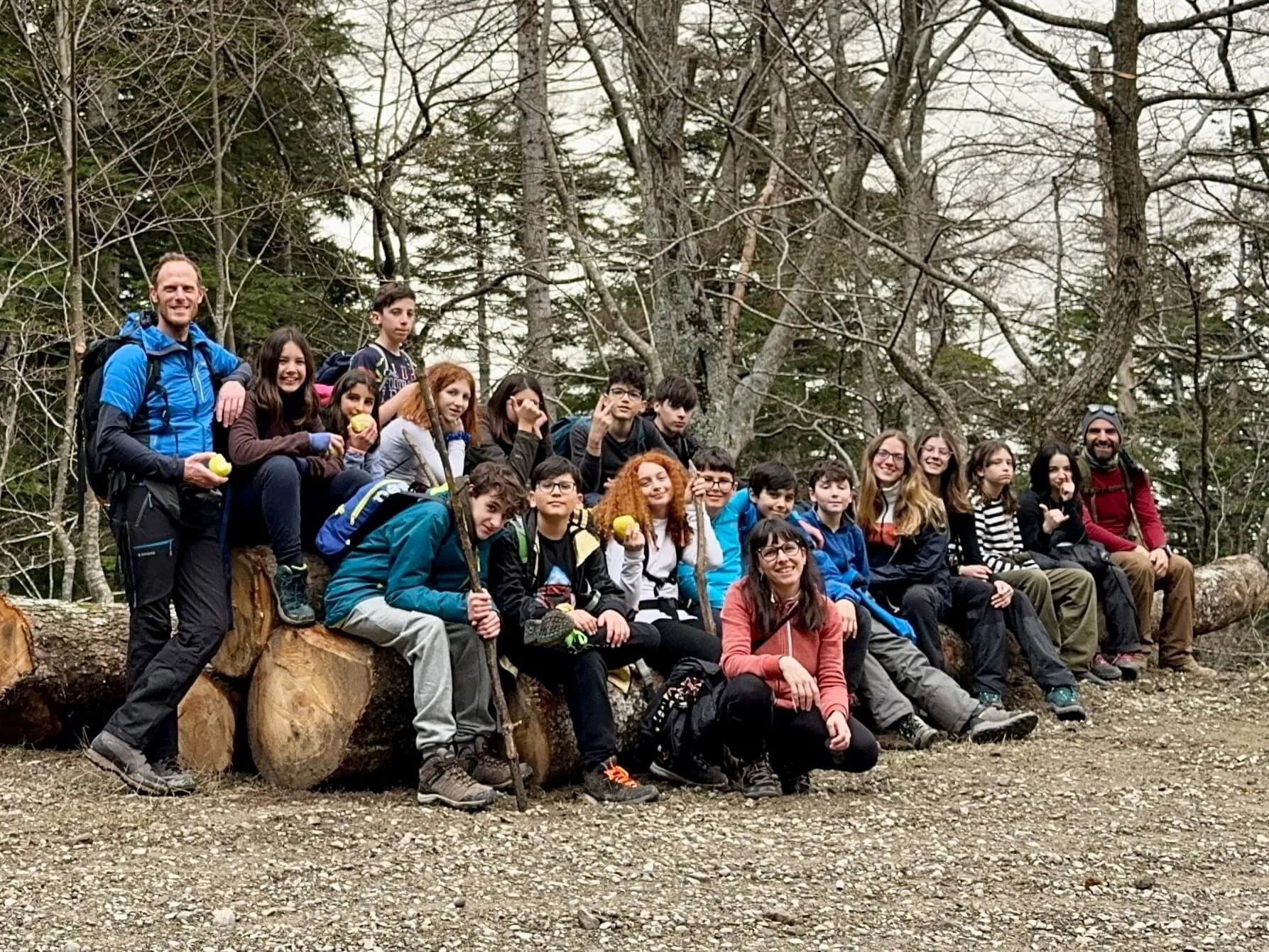 Il gruppo del campo primaverile seduto su un tronco nel bosco dell'Appennino
